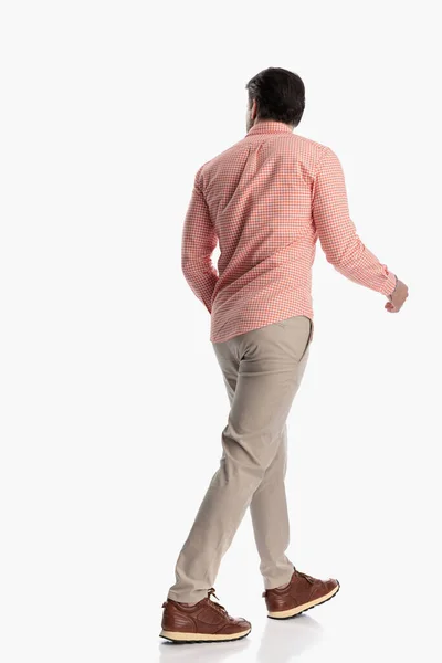 Widok Tyłu Młody Człowiek Koszuli Kratę Patrząc Bok Chodzenie Przed — Zdjęcie stockowe