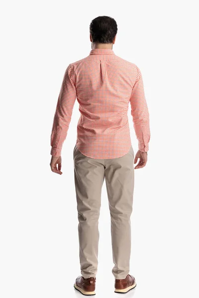 Achter Uitzicht Casual Man Geruite Shirt Met Sneakers Staan Voorkant — Stockfoto