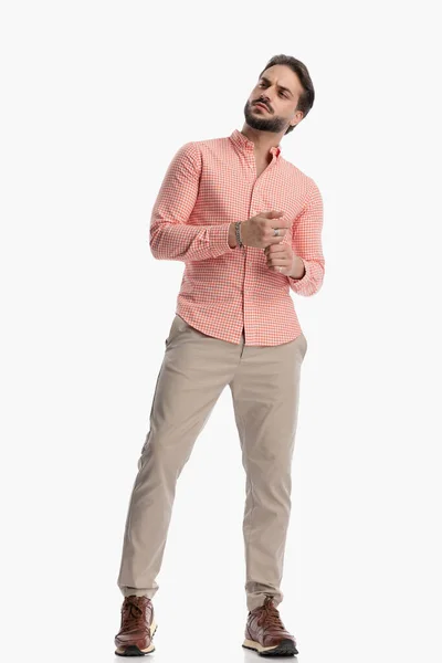 Sexy Mode Man Geruite Shirt Weg Kijken Terwijl Het Aanraken — Stockfoto