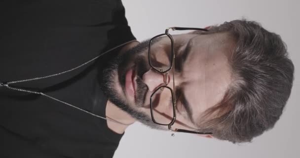 Vídeo Vertical Cara Casual Bonito Com Óculos Braços Dobráveis Olhando — Vídeo de Stock
