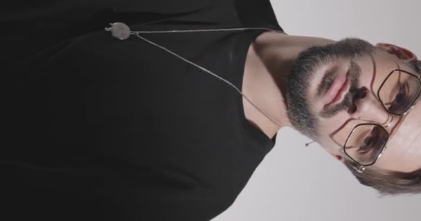 Homme Décontracté Avec Des Lunettes Portant Shirt Noir Tenant Les — Video