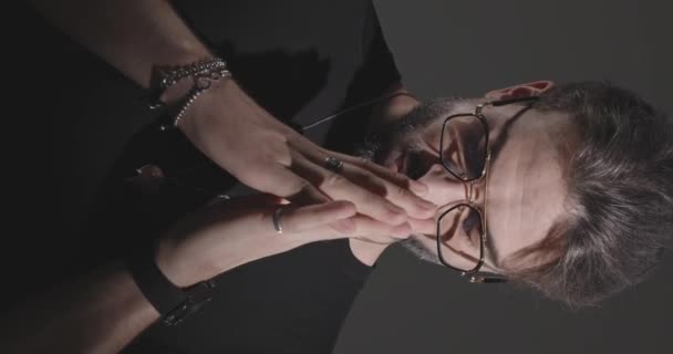 Attraktiver Unrasierter Lässiger Mann Mit Brille Der Die Hände Zusammenhält — Stockvideo