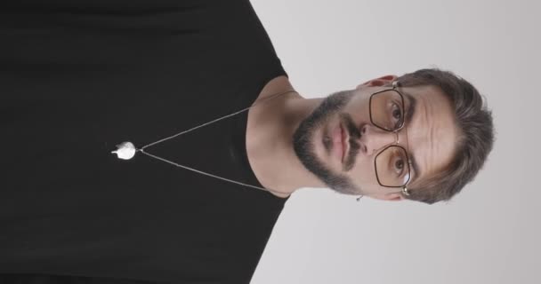 Vídeo Vertical Atractivo Hombre Casual Con Gafas Con Camiseta Negra — Vídeos de Stock