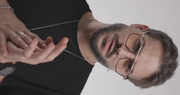 Bärtiger Stylischer Typ Mit Brille Der Die Handflächen Berührt Bevor — Stockvideo