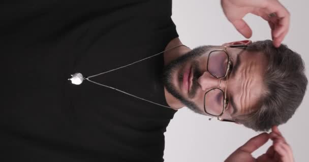 Attraktiver Junger Mann Mit Brille Die Hand Hinter Dem Hals — Stockvideo