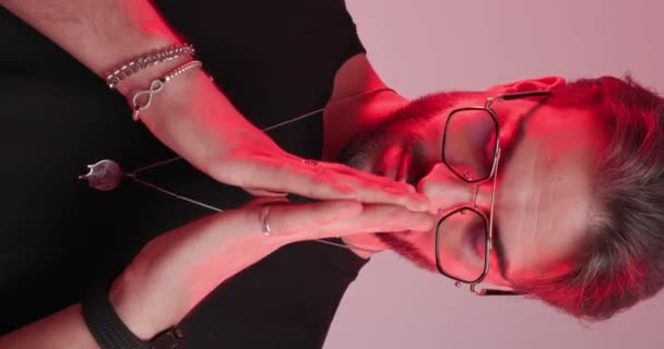 Jovem Legal Com Óculos Mãos Dadas Rezando Por Uma Saída — Vídeo de Stock