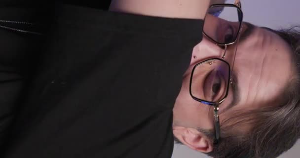 Gelukkig Jongeman Met Bril Bedekken Zijn Gezicht Met Arm Proberen — Stockvideo
