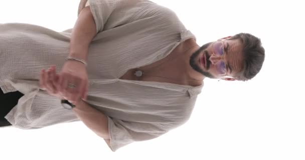 Проектне Відео Впевненого Випадкового Чоловіка Окулярах Розтирає Долоні Чуттєво Торкаючись — стокове відео