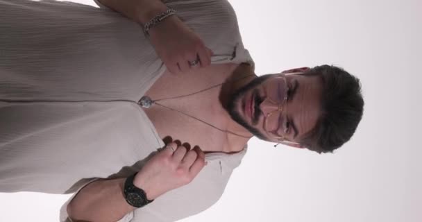 Atraktivní Vousatý Muž Brýlemi Shlížející Dolů Aranžující Košili Stojící Pózující — Stock video