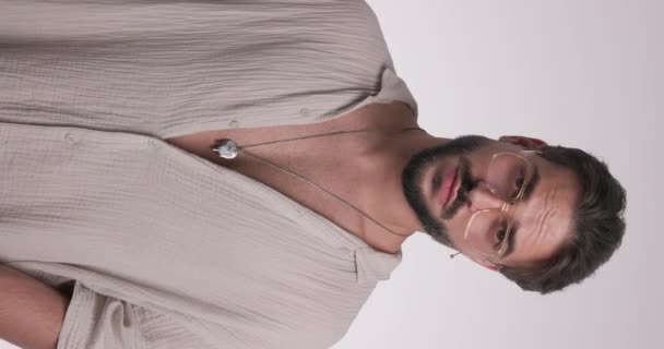 Tişörtlü Seksi Genç Adam Avuçlarını Ovuyor Ele Tutuşuyor Açık Gri — Stok video
