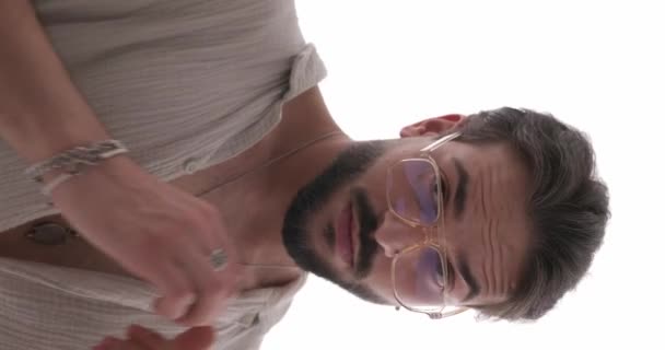 Gözlüklü Yakışıklı Sıradan Bir Adamın Koyu Gri Arka Planda Spot — Stok video