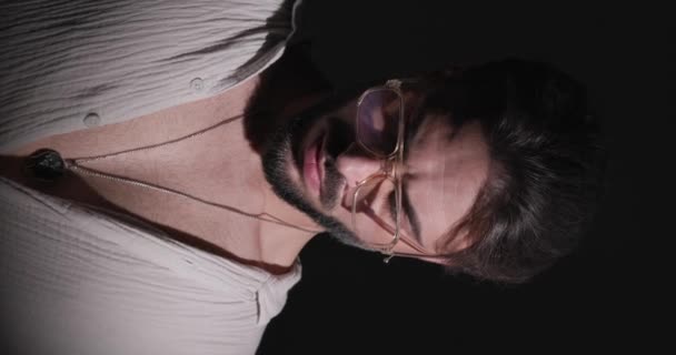 Gros Plan Vidéo Mode Sexy Homme Avec Barbe Lunettes Debout — Video