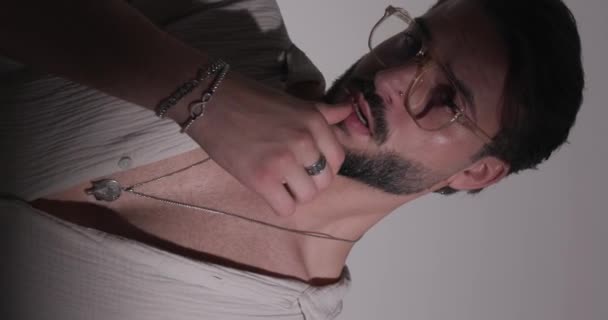 Pria Berjanggut Sensual Mengenakan Kemeja Santai Melihat Samping Dan Menggoda — Stok Video