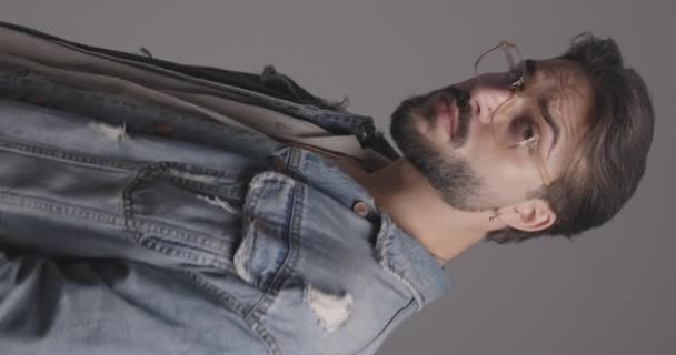 Mavi Kot Ceket Giyen Sıradan Sakallı Adamın Yan Görüntüsü Gri — Stok video