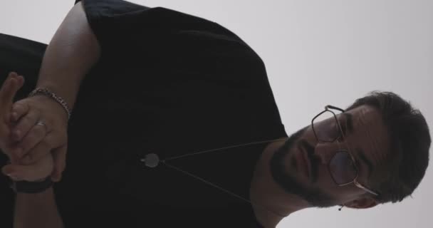 Vidéo Projet Mec Cool Mode Shirt Noir Regardant Vers Bas — Video