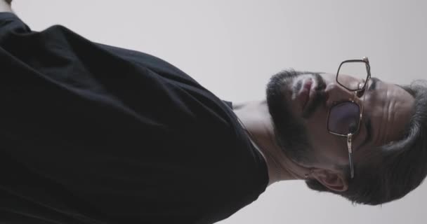 Вид Ззаду Сексуального Бородатого Чоловіка Окулярах Чорній Футболці Повертається Перетинає — стокове відео