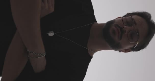 Gözlüklü Rahat Bir Adam Kollarını Kavuşturup Işığı Açıp Kapayarak Dudaklarına — Stok video
