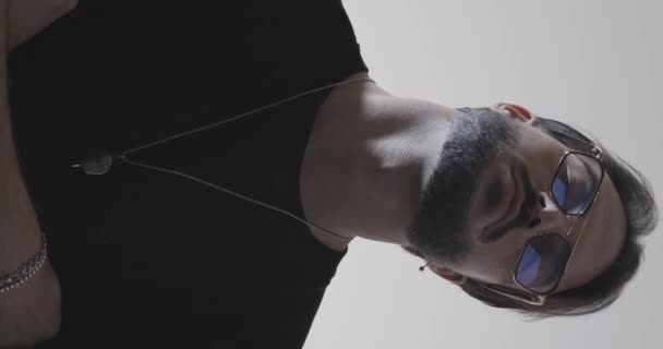 Casual Ongeschoren Man Met Bril Zwart Shirt Wrijven Handpalmen Bewegen — Stockvideo