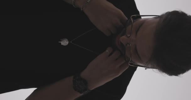 Tıraşsız Siyah Tişörtlü Gözlüklü Seksi Bir Adamın Gri Arka Planda — Stok video
