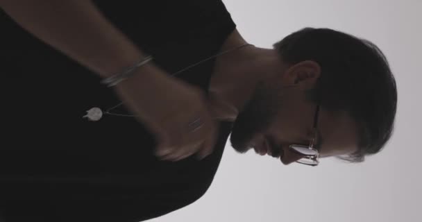 Siyah Tişörtlü Kendine Güvenen Gözlüklü Yana Bakan Kollarına Dokunan Gri — Stok video