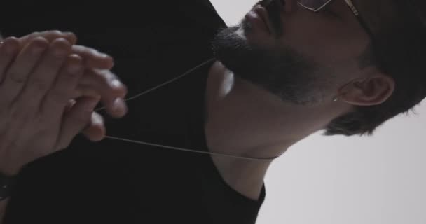 Sexy Bärtige Kerl Mit Brille Berühren Und Reiben Handflächen Und — Stockvideo