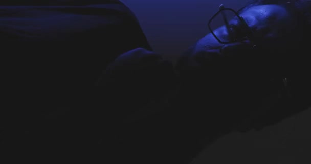 Gözlüklü Sakallı Kendine Güvenen Polis Işıkları Açık Gizemli Bir Şekilde — Stok video