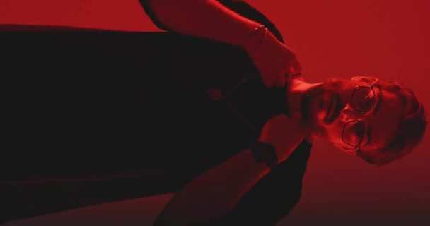 Cool Ležérní Muž Černou Košilí Při Opravě Náhrdelníku Drží Ruce — Stock video