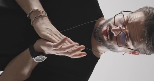 Proyecto Vídeo Hombre Sexy Con Gafas Tocando Frotando Las Manos — Vídeos de Stock