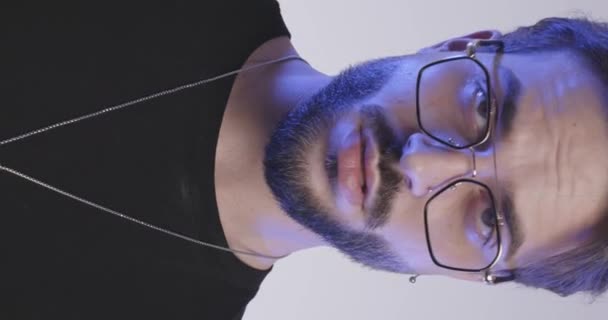Gözlüklü Yakışıklı Sakallı Adam Önüne Bakıp Sakalını Düzeltirken Açık Gri — Stok video