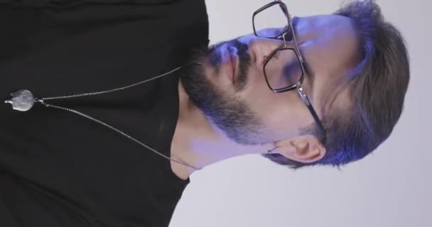 Tıraşsız Gözlüklü Seksi Adam Gri Arka Planda Polis Işıkları Açıkken — Stok video