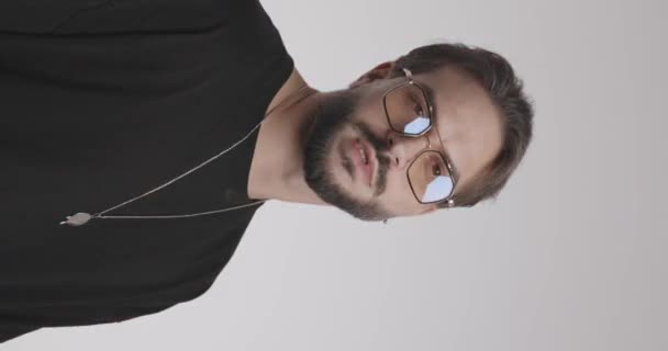 Vue Latérale Bel Homme Shirt Noir Décontracté Déplaçant Regardant Vers — Video