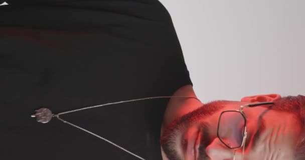 Video Verticale Cool Uomo Moda Con Occhiali Organizzare Collana Mentre — Video Stock