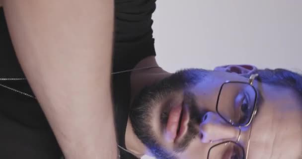 Lässiger Junger Kerl Schwarzem Shirt Mit Brille Während Studio Vor — Stockvideo