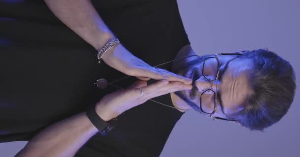 Project Video Van Aantrekkelijke Jongeman Met Bril Zwart Shirt Hand — Stockvideo