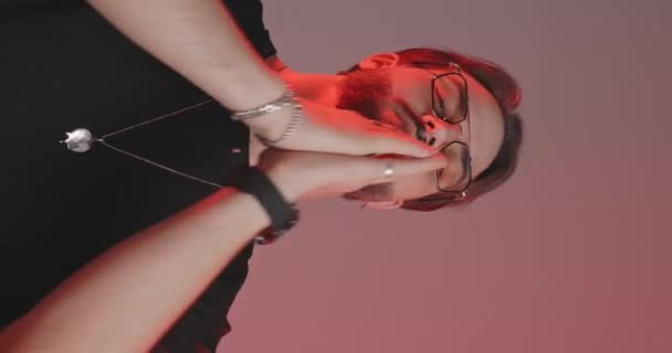 Sexy Mężczyzna Okularach Trzymając Się Ręce Modląc Się Cud Podczas — Wideo stockowe