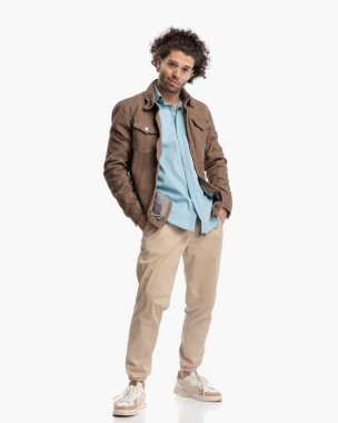 Gözlüklü, kıvırcık saçlı, bej ceketli, el ele tutuşan ve beyaz arka planda duran seksi, mutlu adam.