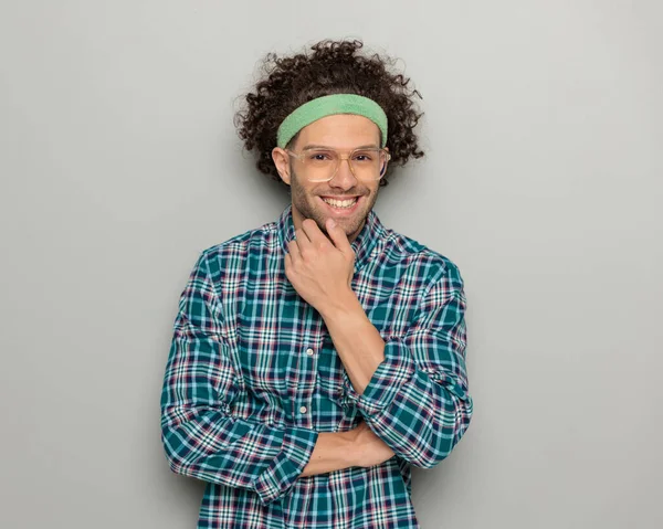 Excited Casual Man Headband Glasses Folding Arms Laughing While Standing — Stock Photo, Image