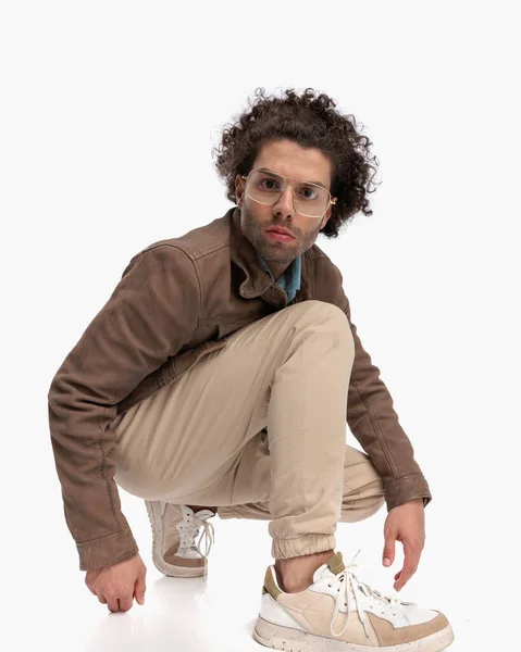 Side View Confident Cool Man Curly Hair Crouching Looking Forward — Stock Photo, Image