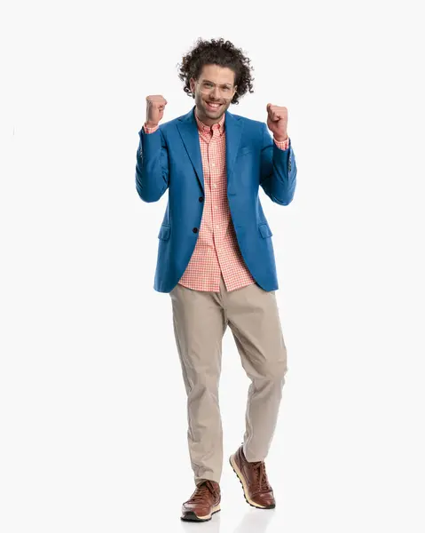Helkroppsbild Stilig Man Bär Smart Casual Outfit Hålla Knytnävarna Upp — Stockfoto