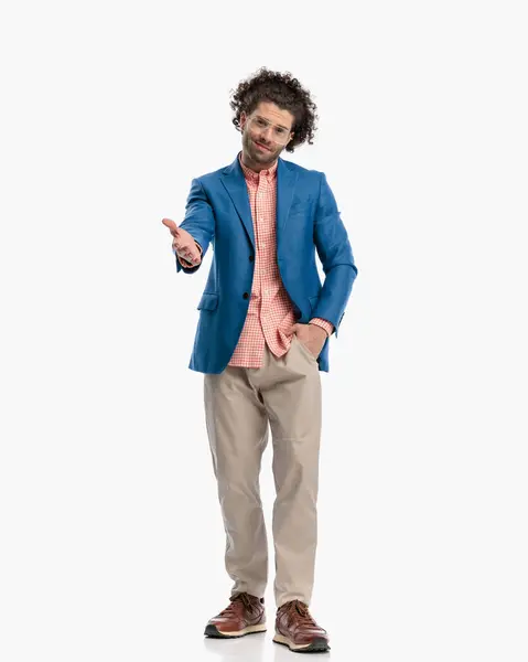 Homem Atraente Camisa Xadrez Com Jaqueta Azul Tênis Mãos Dadas — Fotografia de Stock
