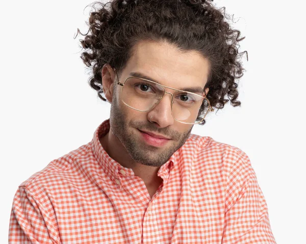 Retrato Joven Guapo Con Pelo Rizado Gafas Sonriendo Delante Fondo — Foto de Stock