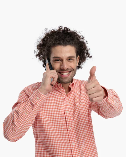 Счастливый Молодой Человек Разговаривающий Телефону Делающий Жест Вверх Большими Пальцами — стоковое фото