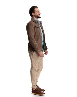 Gözlüklü, beyaz arka planda gülümseyen mutlu sıradan bir adamın yan görüntüsü.