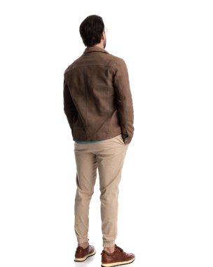 Gözlüklü, el ele tutuşan ve beyaz arka planda duran sıradan bir gencin arka plan görüntüsü.