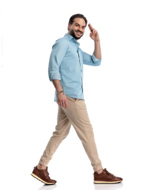 Beyaz arka planda yürürken ve gülümserken askeri selamlaşmanın mutlu tesadüfi görüntüsü 