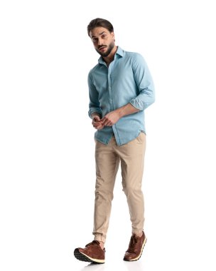 Çekici, sıradan bir adamın beyaz arka planda yürüdüğü tüm vücudu. 