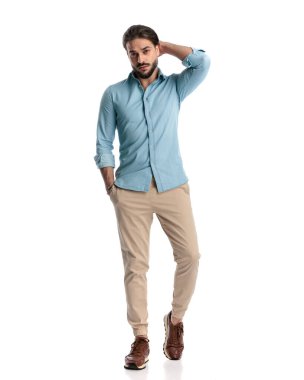 Genç sakallı adam el ele yürüyor ve beyaz arka planda el ele tutuşuyor. 