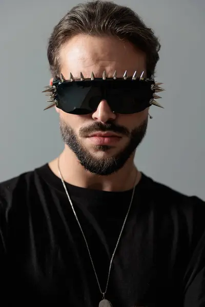Cool Bearded Guy Sunglasses Looking Forward Posing Front Grey Background — Stock Photo, Image