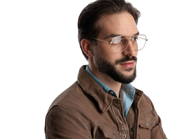Retrato Homem Bonito Com Óculos Olhando Para Longe Braços Dobráveis — Fotografia de Stock