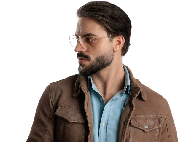 性感的胡子男 戴着眼镜 面朝一边 在白色背景面前摆出一副自信的样子 — 图库照片
